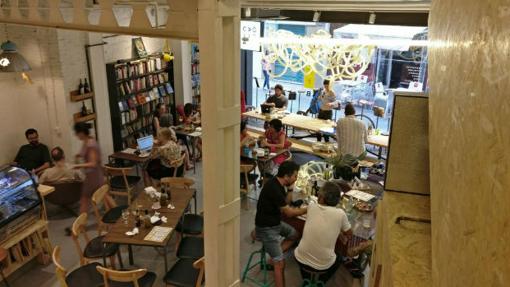 Planta baja de la librería Caótica, en la calle José Gestoso
